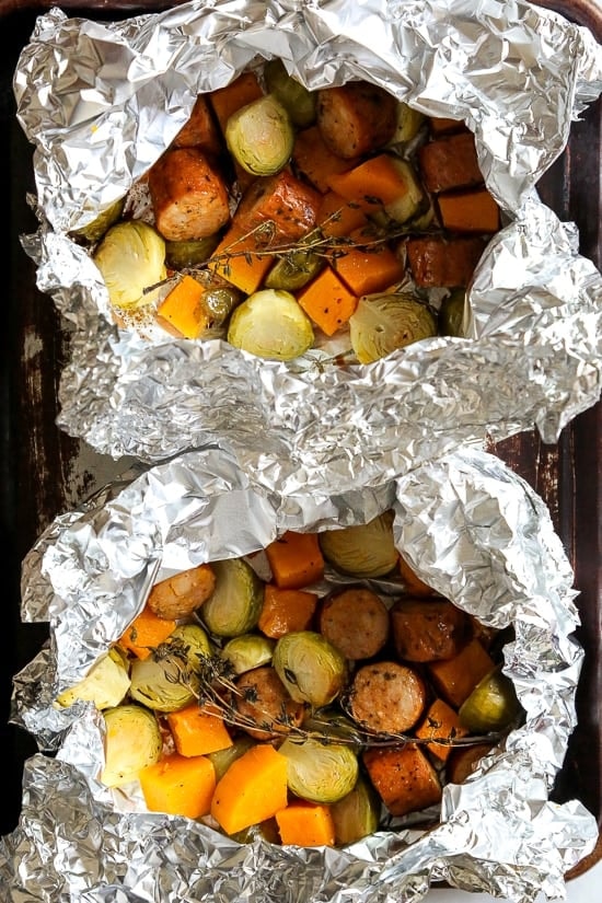 Острая куриная колбаса с брюссельской капустой и тыквой в фольге