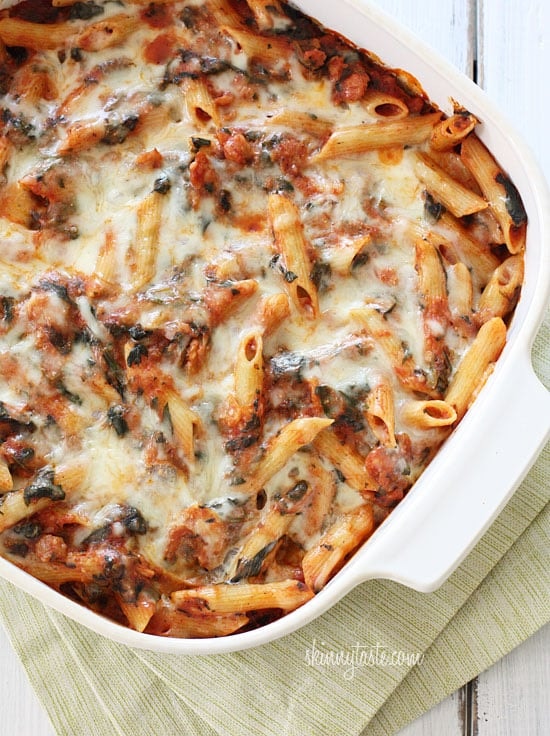 Запеченная паста с куриными колбасками и шпинатом