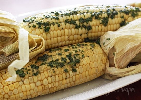 Запеченная кукуруза с кинзовым маслом
