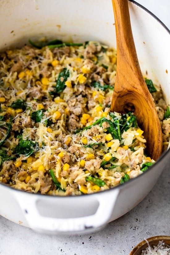 Орзо с куриной колбасой, кукурузой и шпинатом