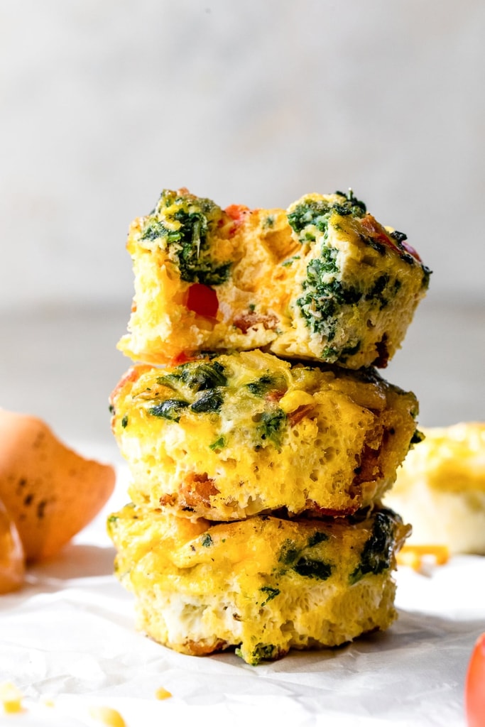 Яичные маффины с овощами и беконом
