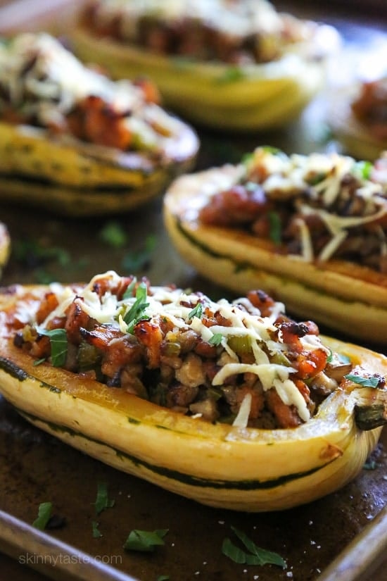 Сквош Деликата, фаршированный куриной колбасой и грибами