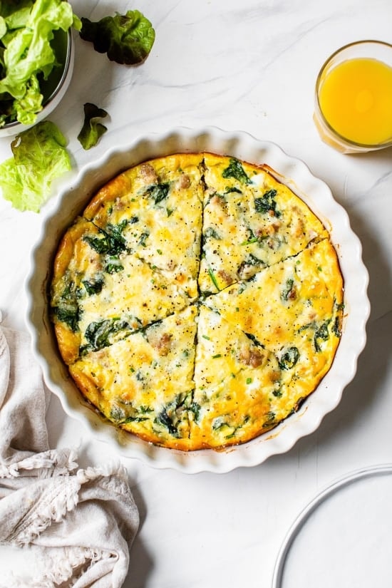 Киш без теста с куриной колбасой и шпинатом