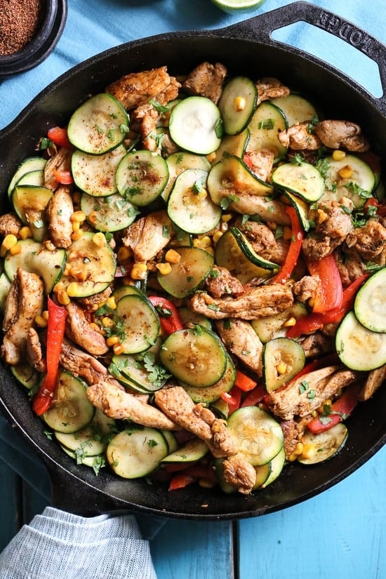 Куриная сковорода по-югозападному с кукурузой и кабачками