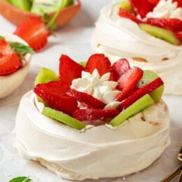 Павлова с клубникой и киви