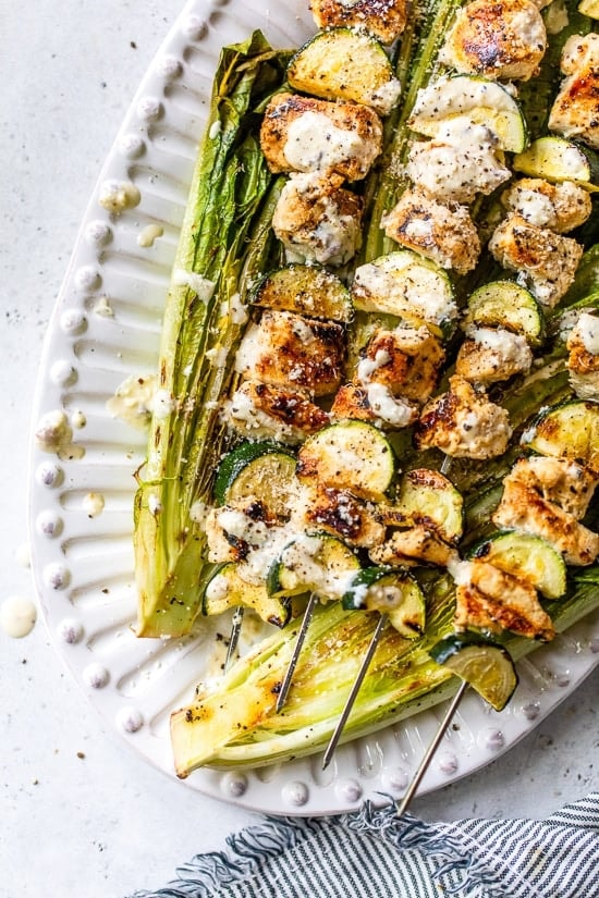 Куриные шашлычки с цукини и салатом ромэн под соусом цезарь