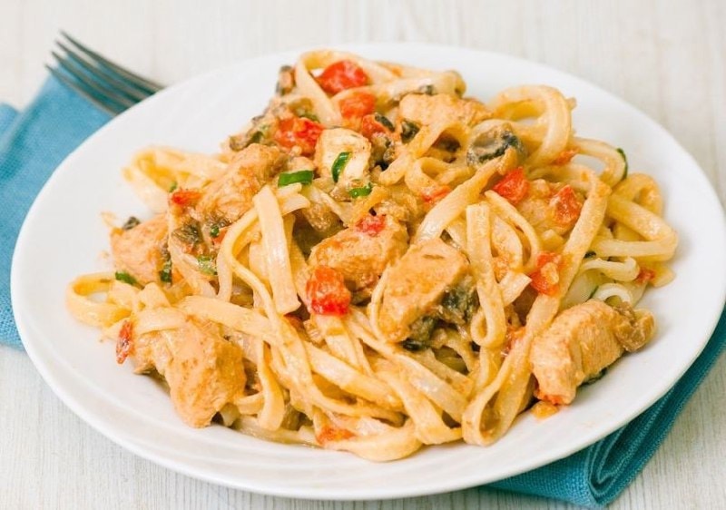 Паста с куриным филе и овощами в сливочном соусе