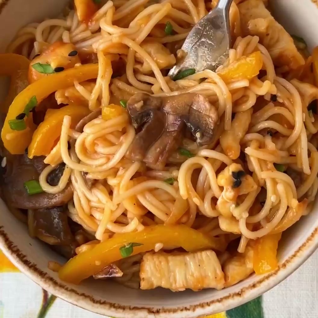 Лапша с индейкой, овощами и грибами