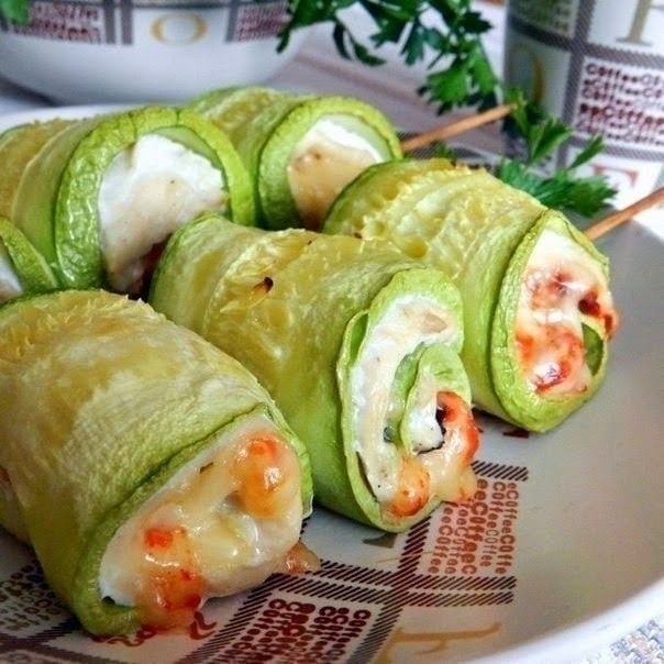 Кабачковые рулетики с курицей и сыром