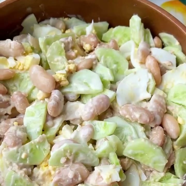 Простой салат с печенью трески и белой фасолью