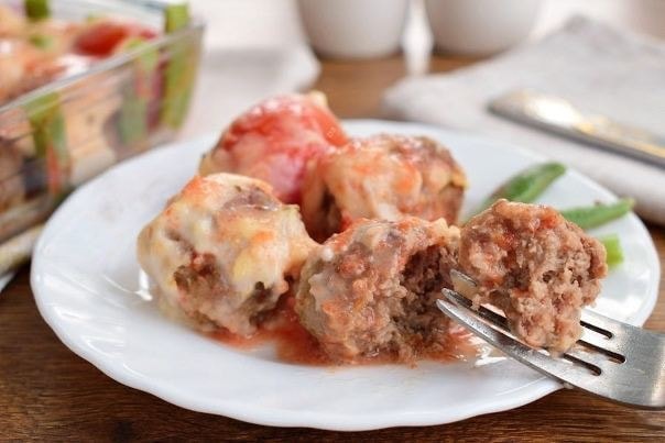 Мясные буллеты в сливочном соусе с черри и фасолью