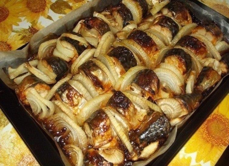 Скумбрия запеченная с луком