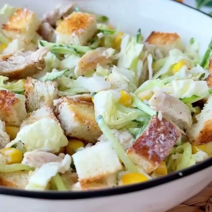 Простой салат с курицей и сухариками