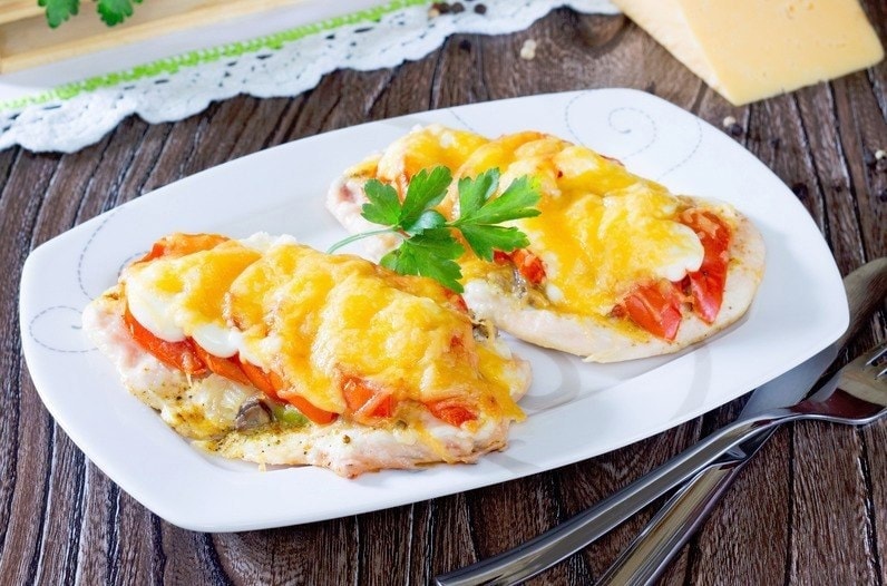 Куриное филе с помидорами и сыром