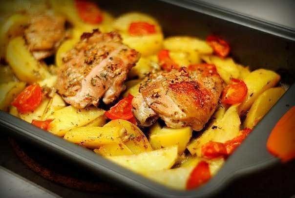 Курица маринованная в кефире, запечёная с картофелем и чесноком