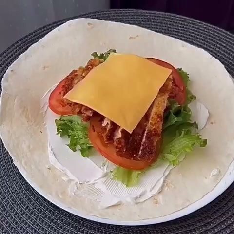 Ролл в тортилье с хрустящей курицей