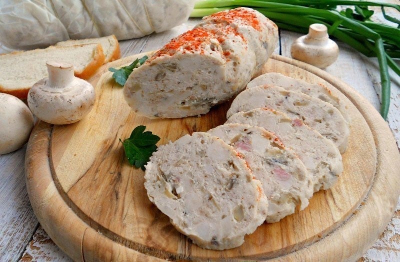 Диетическая куриная колбаса с грибами