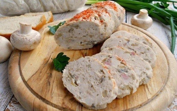 Диетическая куриная колбаса с грибами