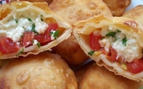 Пирожки бомбочки с помидорами и брынзой