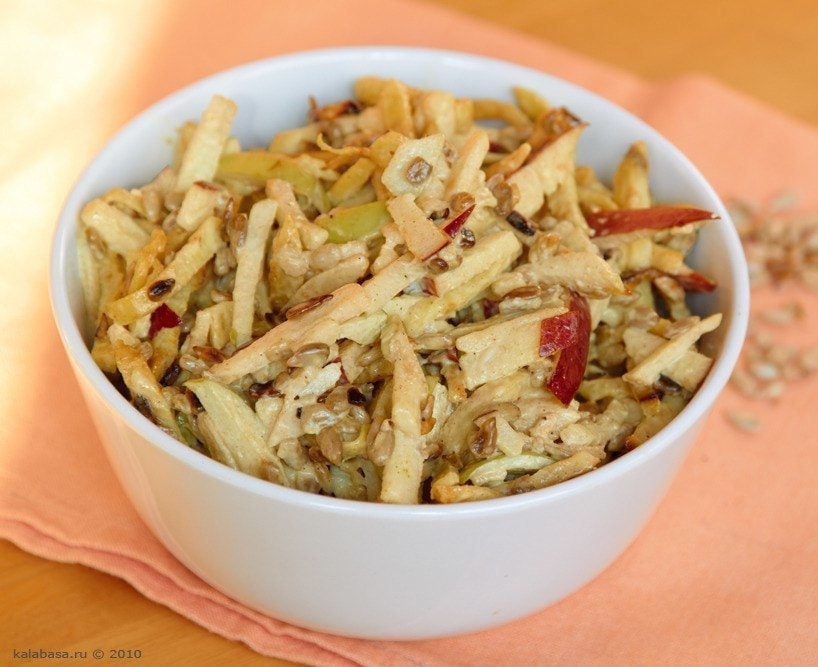Салат с курицей и яблоком