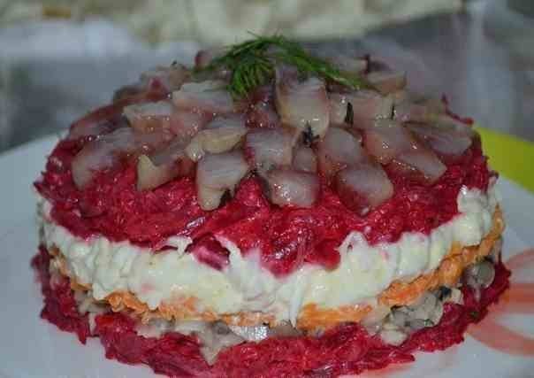 Салат с сельдью и маринованными грибами