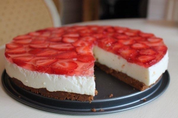 Чизкейк с клубникой без выпечки