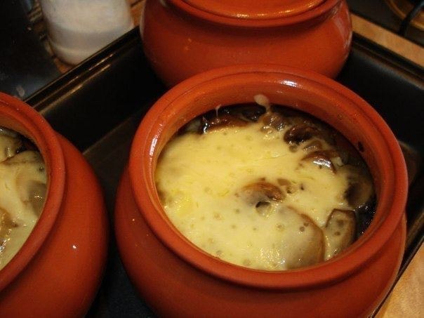Мясо в горшочках с картофелем и сыром