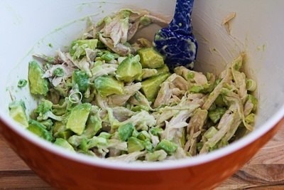 Куриный салат с авокадо и кинзой