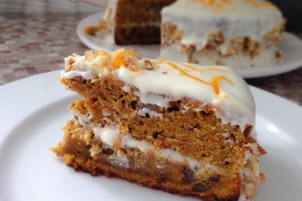 Морковный торт с творожным кремом и грецкими орехами