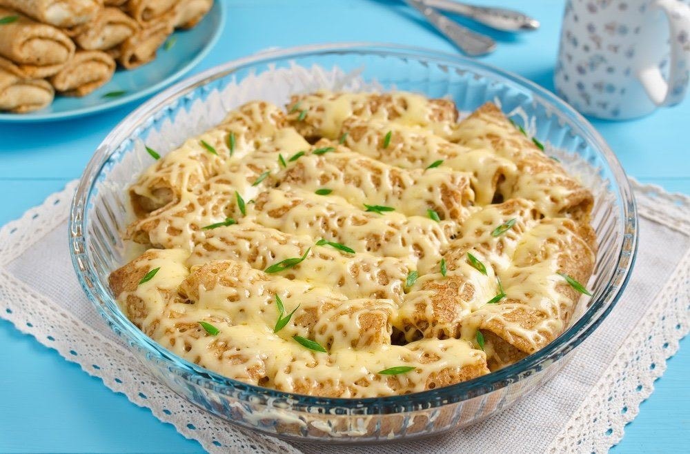 Запеченные блины под сыром с грибами