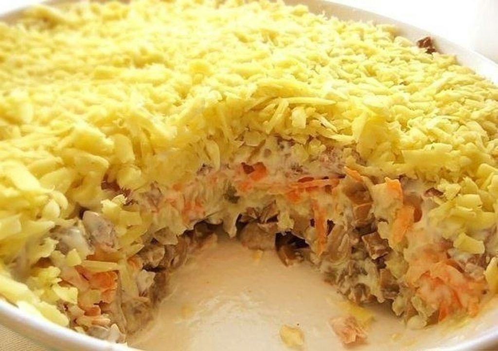 Слоеный салат с грибами и курицей