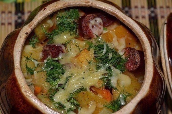 Картошка с охотничьими колбасками в горшочках