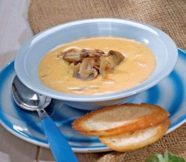Сливочный суп с грибами и чесночными крутонами