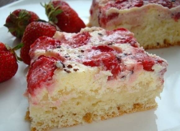 Творожный пирог с яблоком и клубникой
