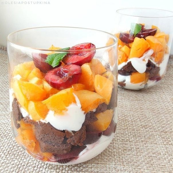 ПП десерт с банановым кексом и фруктами