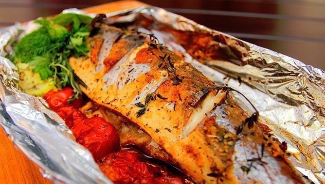 Скумбрия, фаршированная овощами