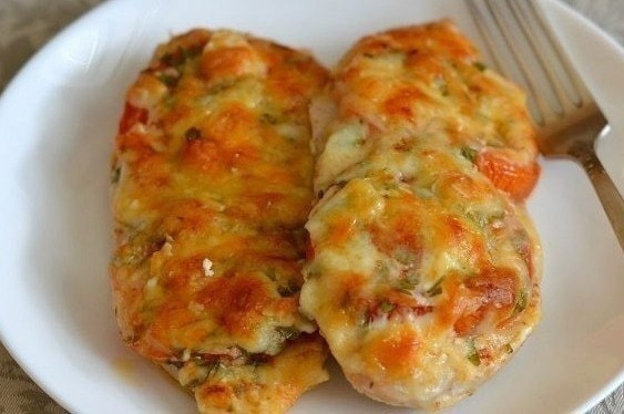 Запеченное куриное филе с помидорами и сыром