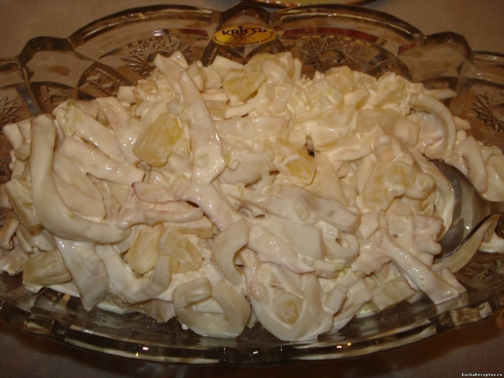 Салат с ананасом, кальмаром и яйцом
