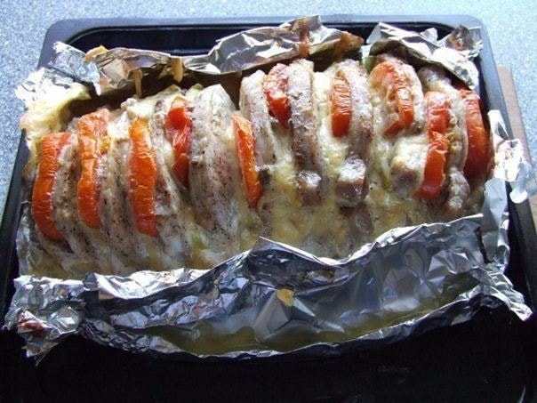 Мясо гармошка с помидорами и сыром