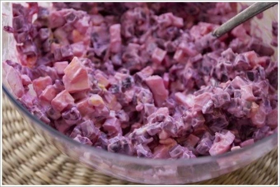 Свекольный салат с яйцом и сыром