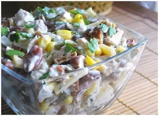 Салат с курицей и чесночными сухариками