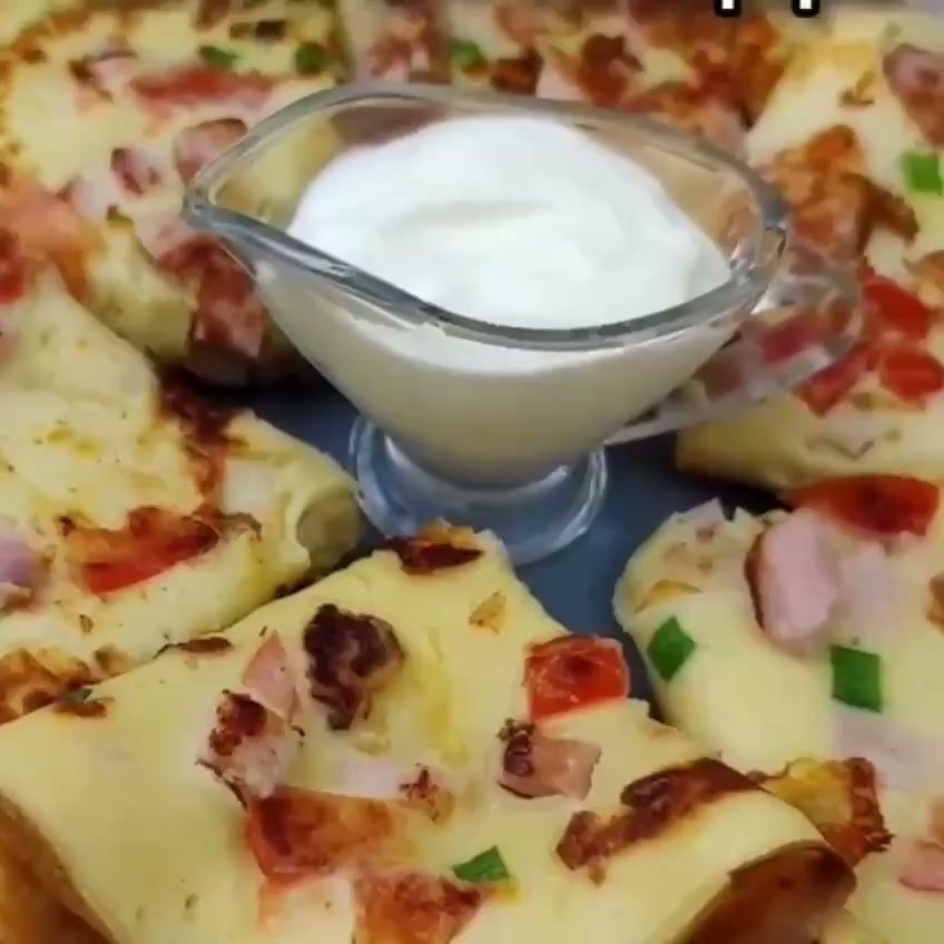 Сытные блины с колбасой, сыром и помидорами