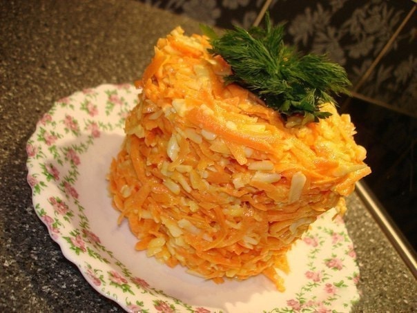 Морковный салат с яйцом и чесноком