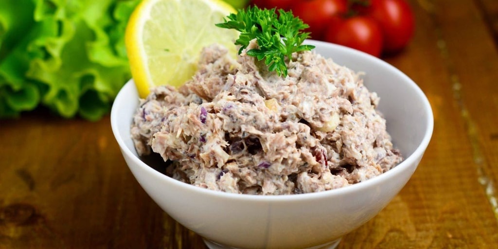 Салат с сайрой и яйцами