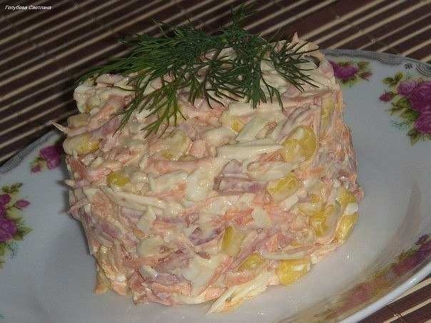 Салат с копченым сыром и морковью