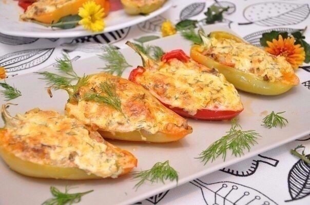 Фаршированные перцы с курицей и помидорами