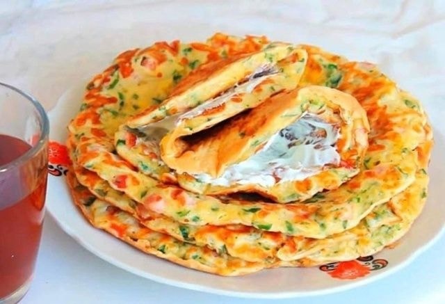 Лепешки-хачапури на кефире с овощами и курицей