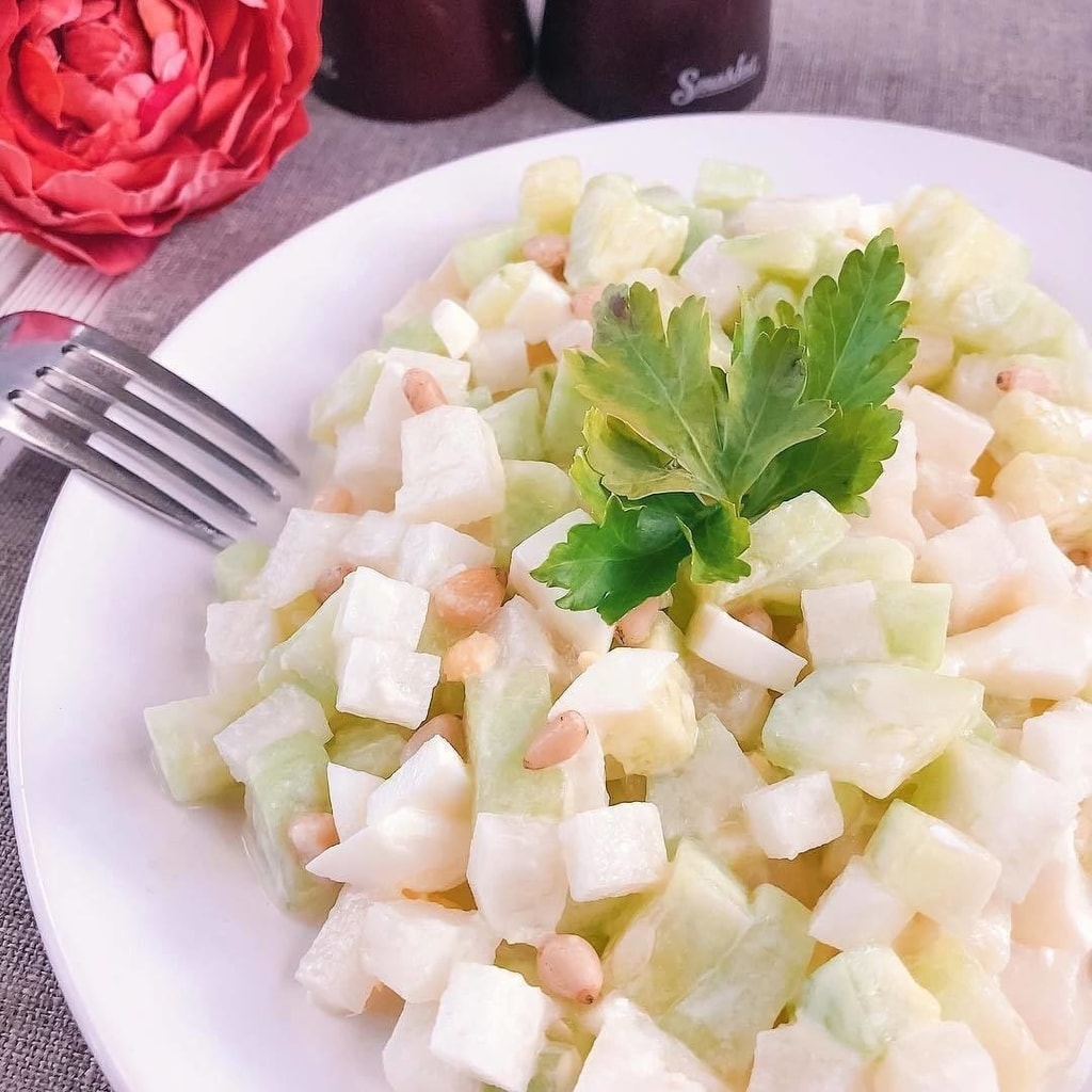 Легкий салат с дайконом и кедровыми орешками