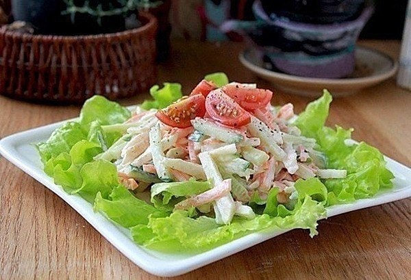 Легкий салат из овощей и яблок с йогуртом
