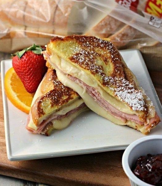 Сытный сэндвич с сыром и ветчиной